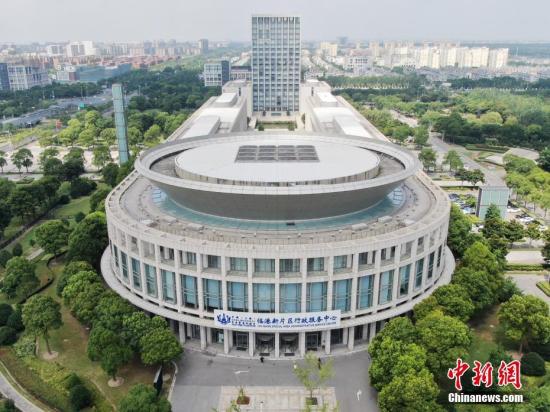 資料圖爲空中俯瞰臨港新片區行政服務中心。張亨偉 攝