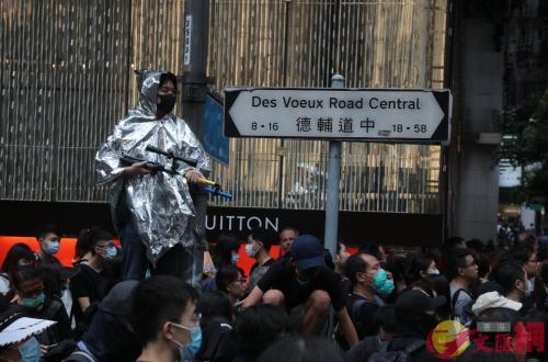 有暴徒手持危險武器。圖片來源:香港大公文匯全媒體記者攝