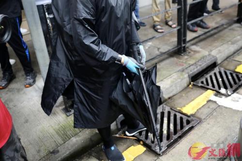 有暴徒手持藏有可伸縮尖刺棍棒的雨傘。圖片來源:香港大公文匯全媒體記者攝