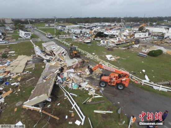 當地時間2019年9月5日,美國北卡羅來納州翡翠島,當地遭龍捲風襲擊,房屋受損嚴重,供電中斷。