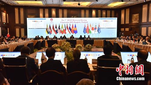 9月8日,《區域全面經濟夥伴關係協定》(RCEP)第7次部長級會議在泰國曼谷舉行,東盟10國和中國、日本、韓國、澳大利亞、新西蘭、印度16方經貿部長或代表出席會議。 王國安 攝
