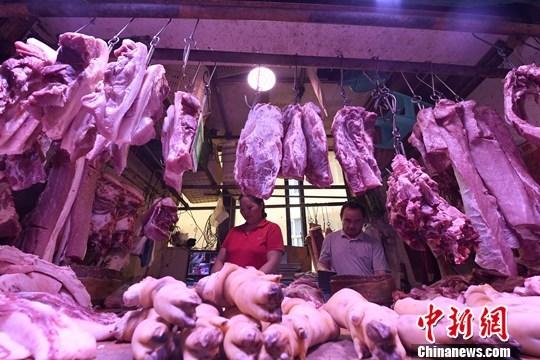 資料圖:重慶主城區的一家農貿市場內,商販正在擺放豬肉。<a target='_blank' href='http://www.chinanews.com/'>中新社</a>記者 陳超 攝