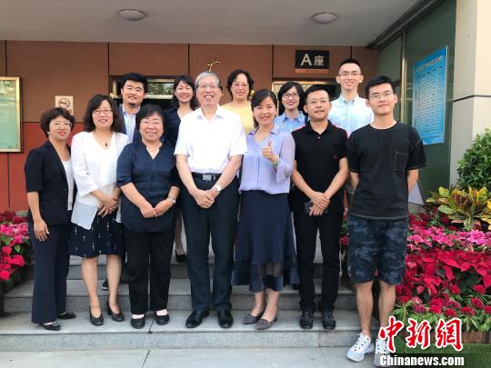 2019年9月,高金英等老師與宏志班學生代表合影。 北京市廣渠門中學供圖 攝