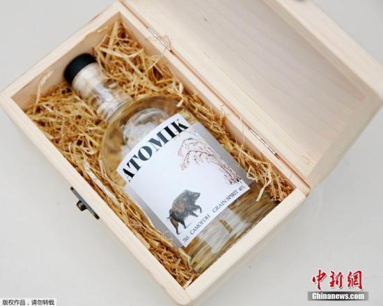 当地时间8月8日,伦敦朴茨茅斯大学发表了一瓶特别的伏特加“ATOMIK”,使用来自切尔诺贝利的谷物和矿泉水制成,标榜安全无虞,可放心饮用。