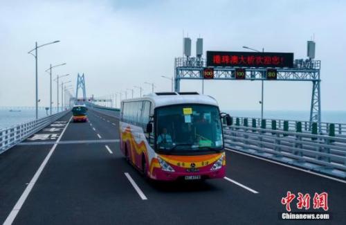 資料圖:大巴車經過港珠澳大橋青州航道橋附近。<a target='_blank' href='http://www.chinanews.com/'>中新社</a>記者 張煒 攝