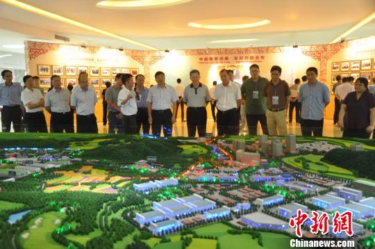 與會者考察靖西龍邦口岸興邊富民產業。 吳小蘭 攝