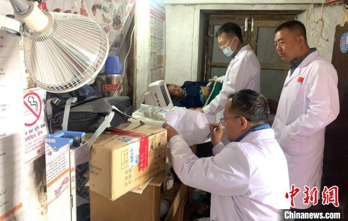 尼泊尔红狮希望水泥有限公司组织中国援尼医疗队对当地居民开展义诊