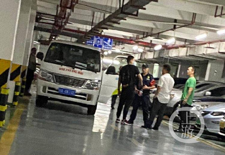 ▲7月1日凌晨,一輛殯儀車從成都首創國際城二期小區停車庫駛出。攝影/上游新聞記者 胡磊