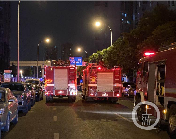 ▲6月30日晚,成都市成華區成渝立交附近的首創國際城二期小區發生火災,多輛消防車趕往現場救援。攝影/上游新聞記者 胡磊