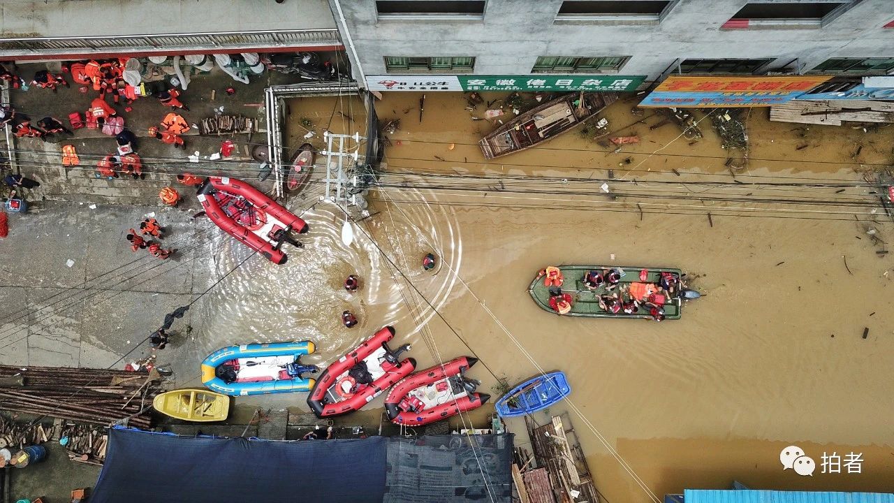 △ 7月11日,鄱陽縣油墩街鎮的防汛指揮部設在荻溪村街口,救援力量在當地嚮導帶領下進行地毯式搜救。