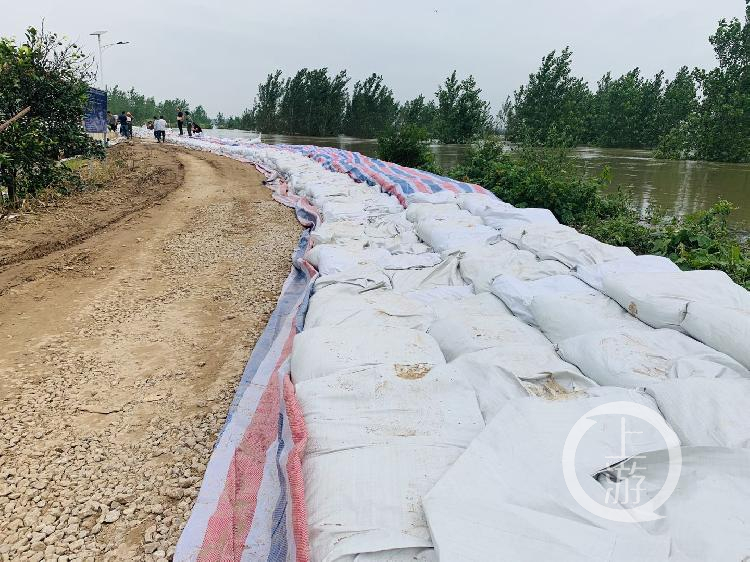 ▲7月13日,江西九江市江洲鎮,20多公里堤壩上堆滿用於抗洪的沙袋。攝影/上游新聞記者 時婷婷