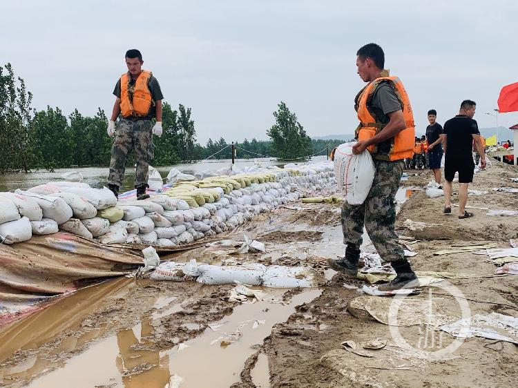 ▲7月13日,江西九江市江洲鎮,解放軍和武警官兵在抗洪一線修築防洪堤壩。 攝影/上游新聞記者 時婷婷