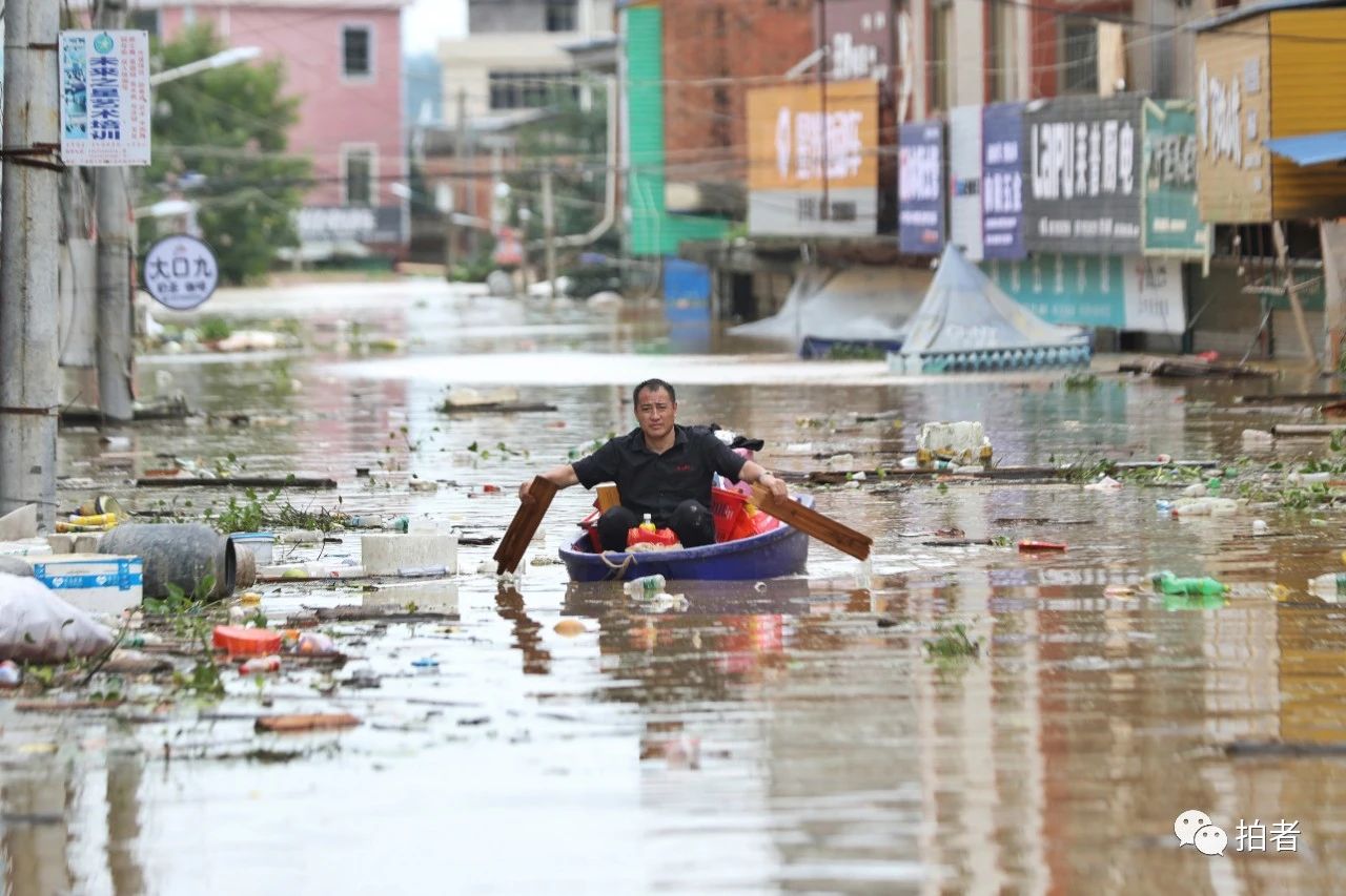 △ 7月11日,鄱陽縣油墩街鎮,黃先生在荻溪村經營一家超市,當日雨停後,他從早晨六點開始將超市內的物品轉運出來。