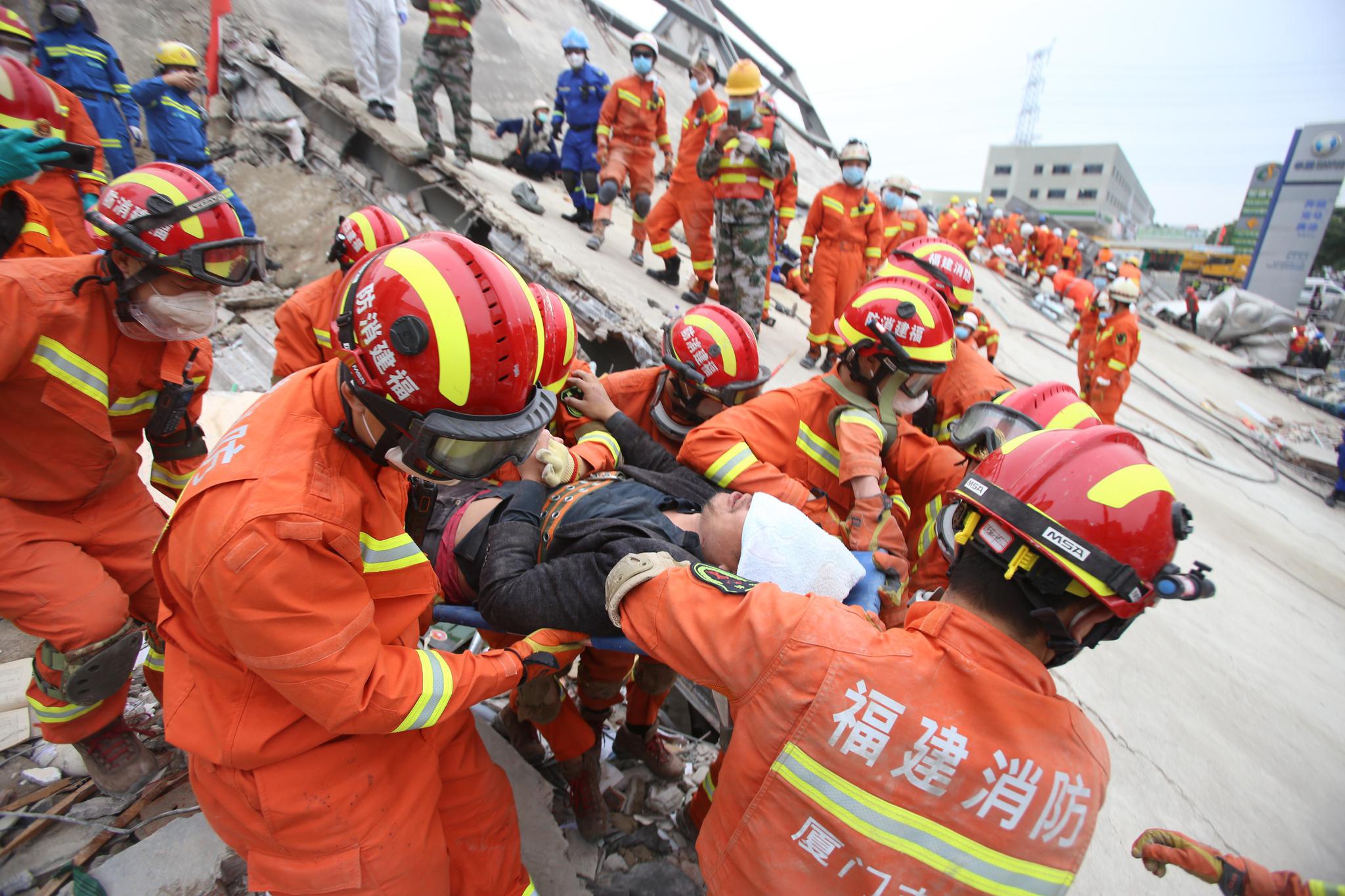 北京时间3月8日上午,福建消防队员又在事故现场救出一名被困人员。(图片来源:中新社)
