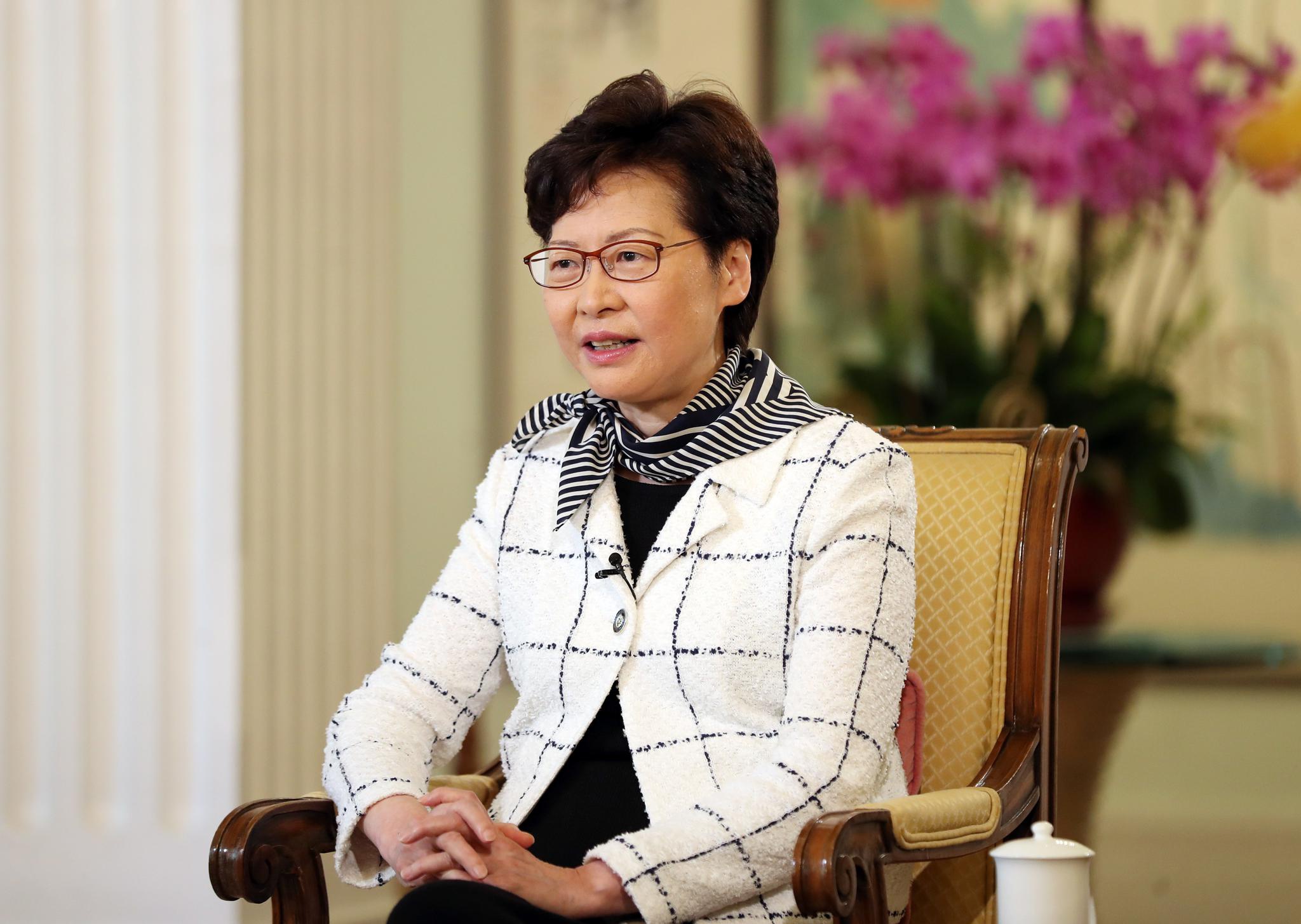 林鄭月娥13日接受專訪。(圖片來源:新華社)