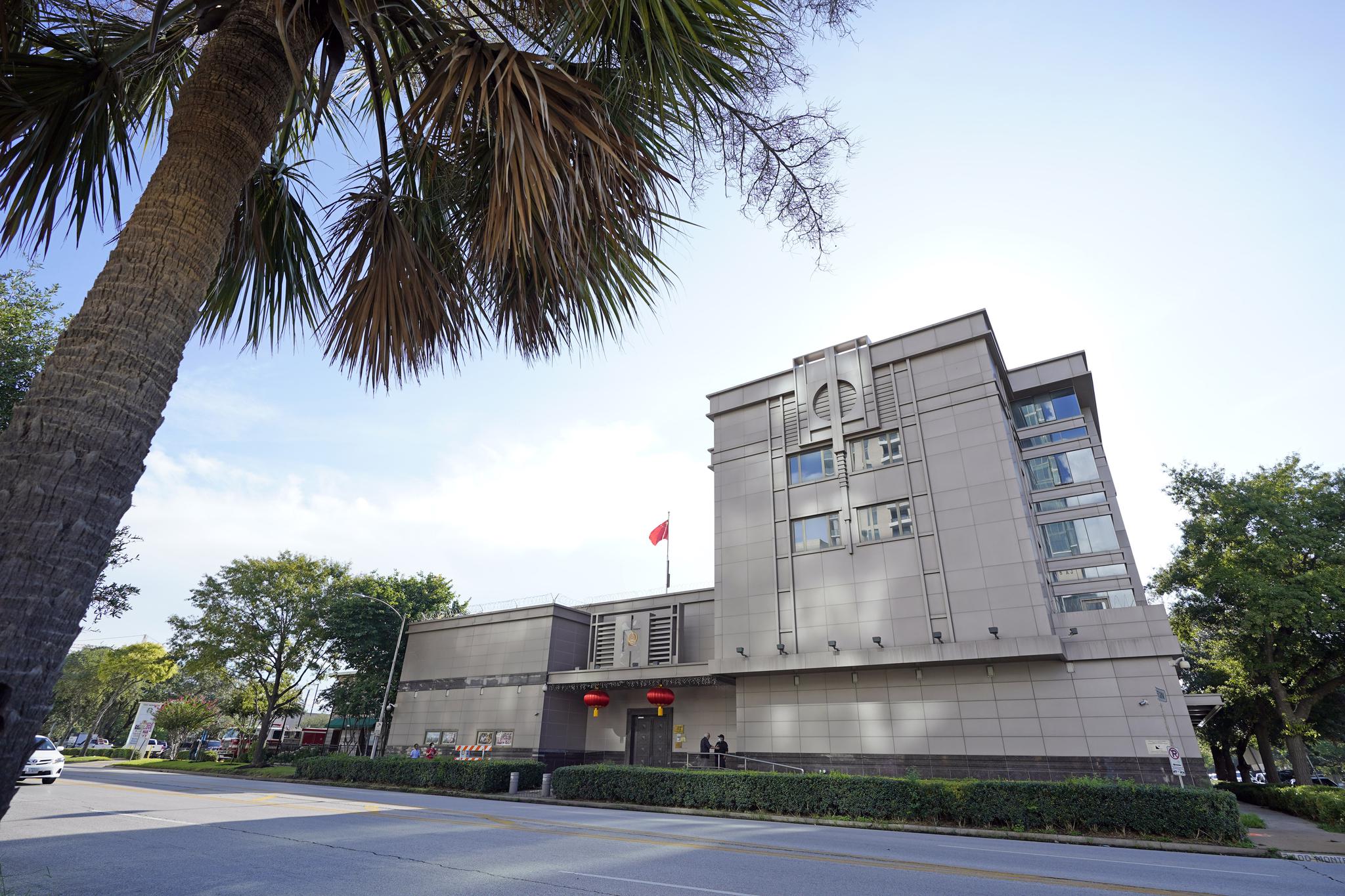 中方表示,美方要求中方关闭驻休斯敦总领馆。图为22日拍摄的中国驻休斯敦总领馆。(图片来源:美联社)
