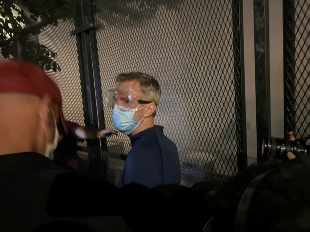 惠勒戴着防護面具,站在催淚瓦斯被使用的區域附近。(圖片來源:路透社)