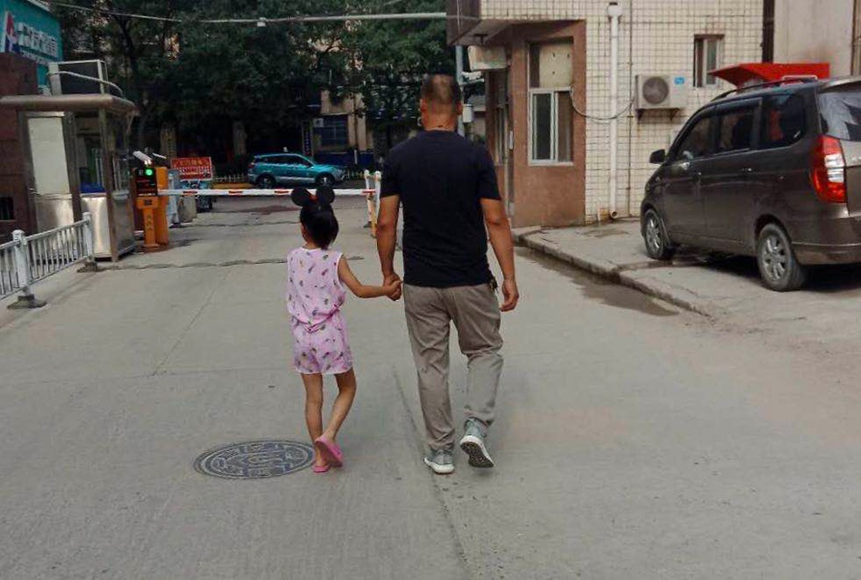 孔某走后,莉莉在高蒙与家人照顾下长大。 澎湃新闻记者 陈雷柱 图