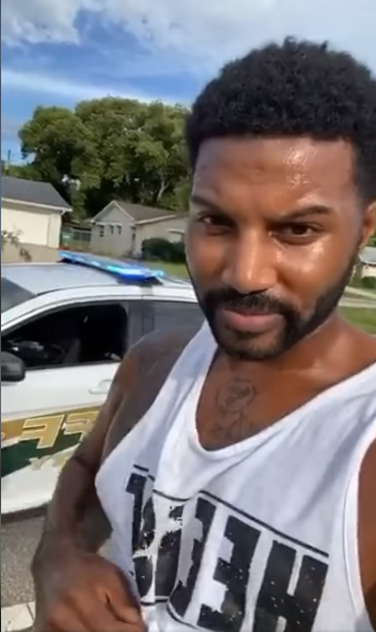 圖爲格里芬在警車前等待。(圖片來源:格里芬在臉書直播的視頻截圖)