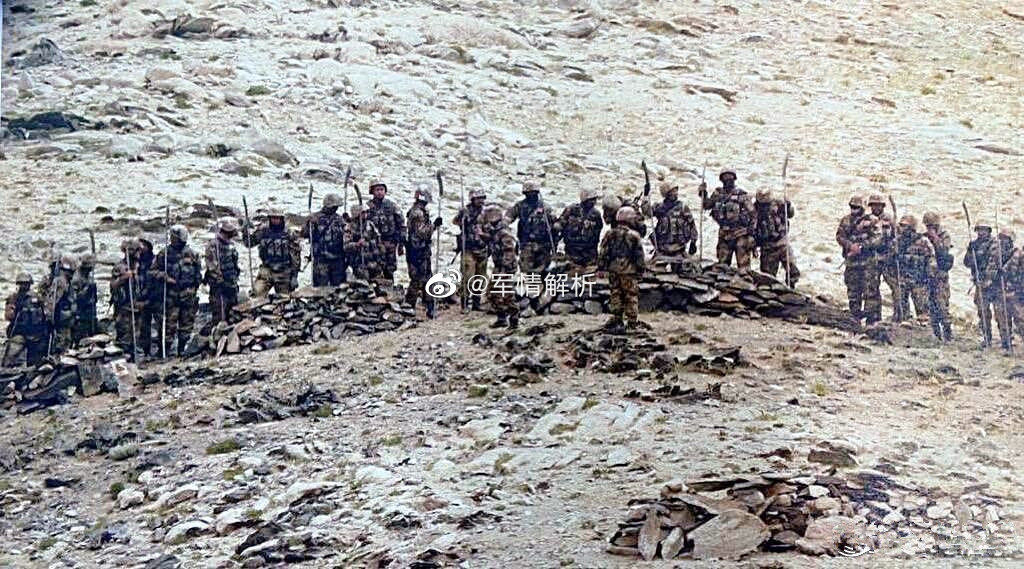 解放軍在中印邊境手持“青龍刀”的照片(圖片來源:“軍情解析”微博圖)