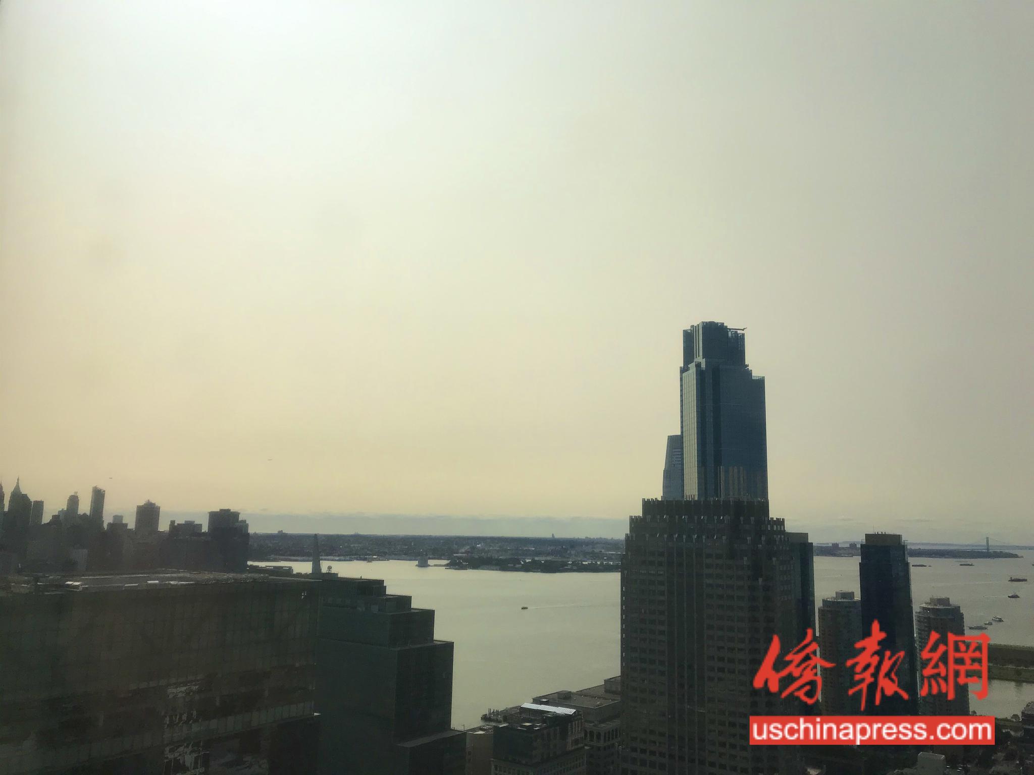 週二微黃的天空(僑報圖)