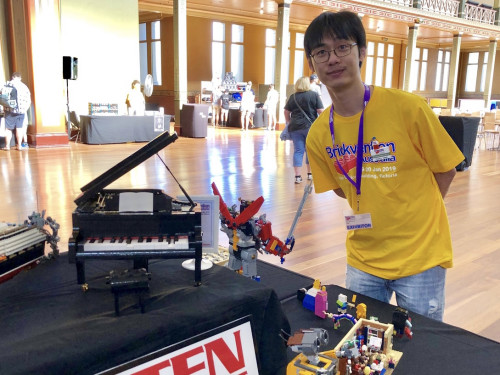圖爲樂高鋼琴設計師陳道亮(Donny Chen)參加2019年Brickman Awesome墨爾本樂高展。(受訪者供圖)
