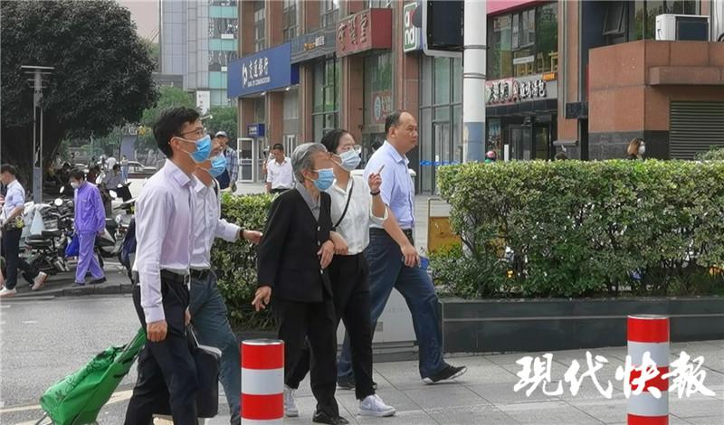 △受害者母親在法院工作人員的陪同下進入南京市中級人民法院
