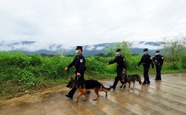 在畹町邊境巡邏道上巡邏的警員。符皓 攝