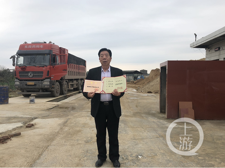 ▲李良毛站在自己被作爲落後產能淘汰的工廠門口。圖片來源/受訪者供圖