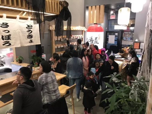 疫情之前,餐館內生意火爆。(林國耀提供)