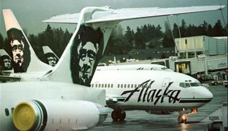 圖爲西雅圖-塔科馬國際機場停着的阿拉斯加航空的客機。(圖片來源:路透社)