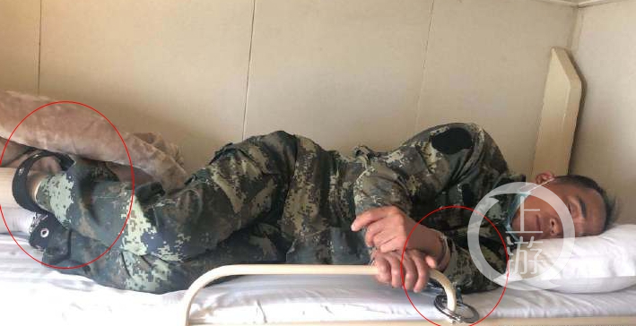 ▲網傳照片顯示嫌疑人戴手銬腳銬乘坐火車,警方證實確係懸賞嫌犯近期照。圖片來源/網友提供