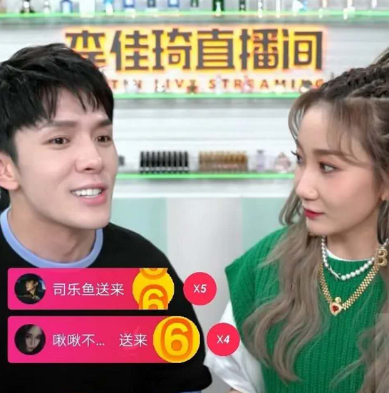 之前乃萬做客李佳琦的直播間,似乎也一直盯着李佳琦亮白的牙齒看