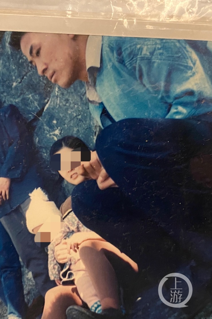 ▲李玉前、謝初明一家三口僅存的合影。圖片來源/受訪者提供