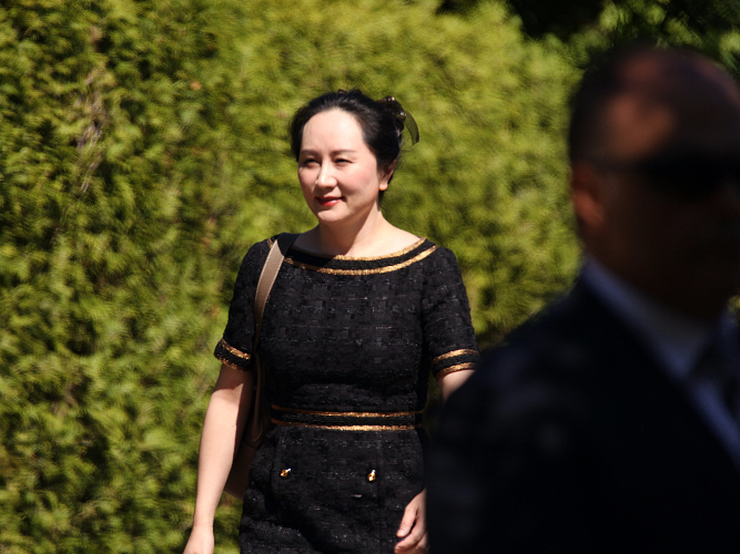當地時間5月27日,華爲公司副董事長、首席財務官孟晚舟走出其位於加拿大溫哥華的居所,赴法院出庭聽取裁決。(圖片來源:中新社資料圖)