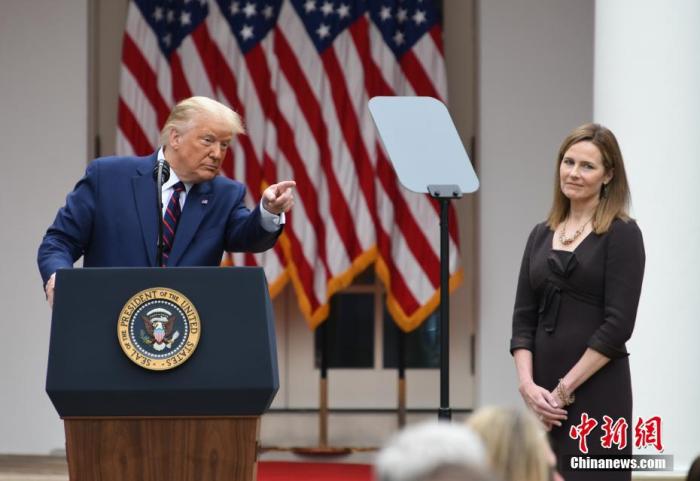 当地时间9月26日,美国总统川普在白宫宣布,提名艾米·科尼·巴雷特(Amy Coney Barrett)担任最高法院大法官。中新社记者 陈孟统 摄