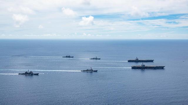 美國海軍7月17日發佈的“尼米茲”號打擊大隊和“里根”號打擊大隊合影的照片,實際拍攝於7月6日的演習期間 圖自:美國海軍