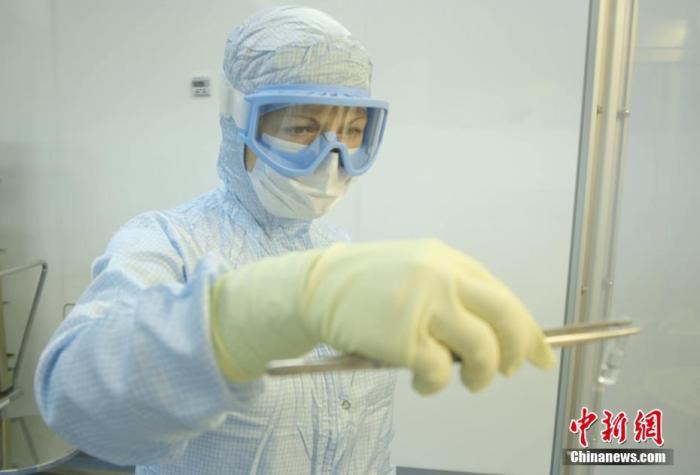 资料图:当地时间2020年8月11日,俄罗斯莫斯科,Binnopharm公司新冠疫苗生产实验室。图片来源:人民视觉