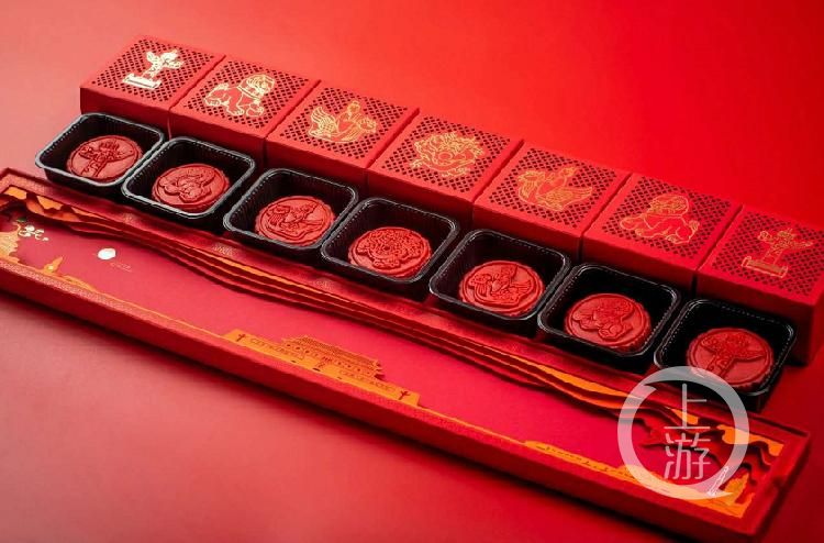 ▲李子柒品牌月餅在包裝盒及月餅外觀上使用了“天安門”、“華表”等作爲裝潢。圖片來源/株洲晚報