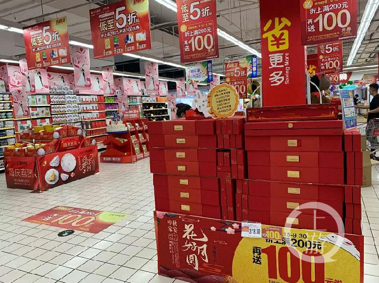 ▲9月25日,北京通州家樂福店內擺放的李子柒品牌月餅。圖片來源/微信公衆號“北青社區報通州版”