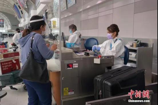 资料图:加拿大多伦多皮尔逊国际机场,准备搭乘海南航空公司航班直飞北京的乘客正在办理登机手续。中新社记者余瑞冬 摄