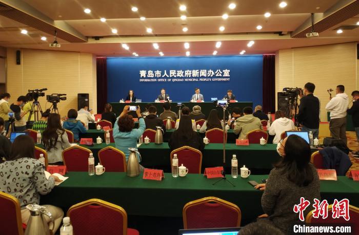 資料圖:10月12日晚,青島市舉行疫情防控情況新聞發佈會。 胡耀傑 攝
