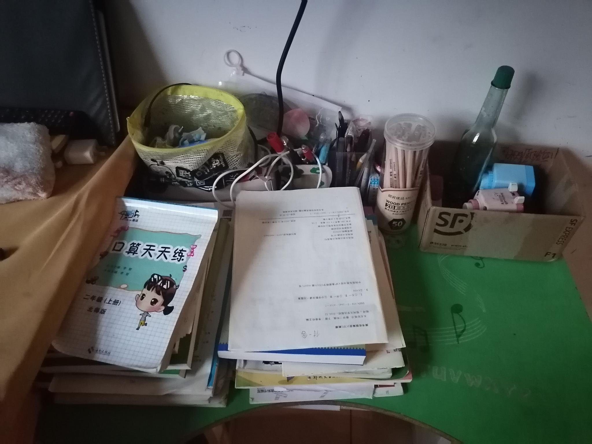 私塾學生使用的中小學各年級的教材、教輔書籍。澎湃新聞記者葛明寧 圖