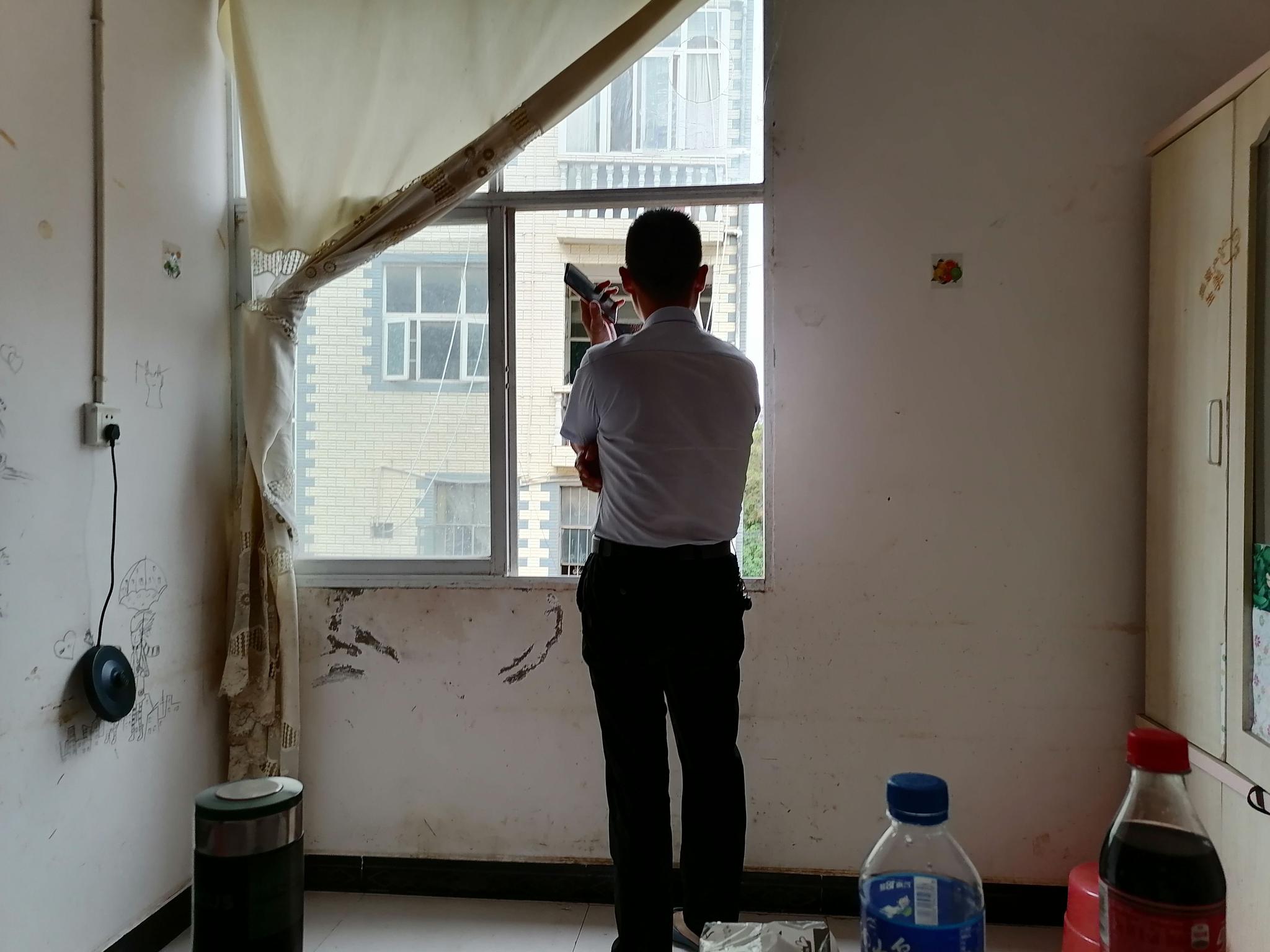 採訪間隙,張民弢接受其他媒體採訪。澎湃新聞記者葛明寧 圖