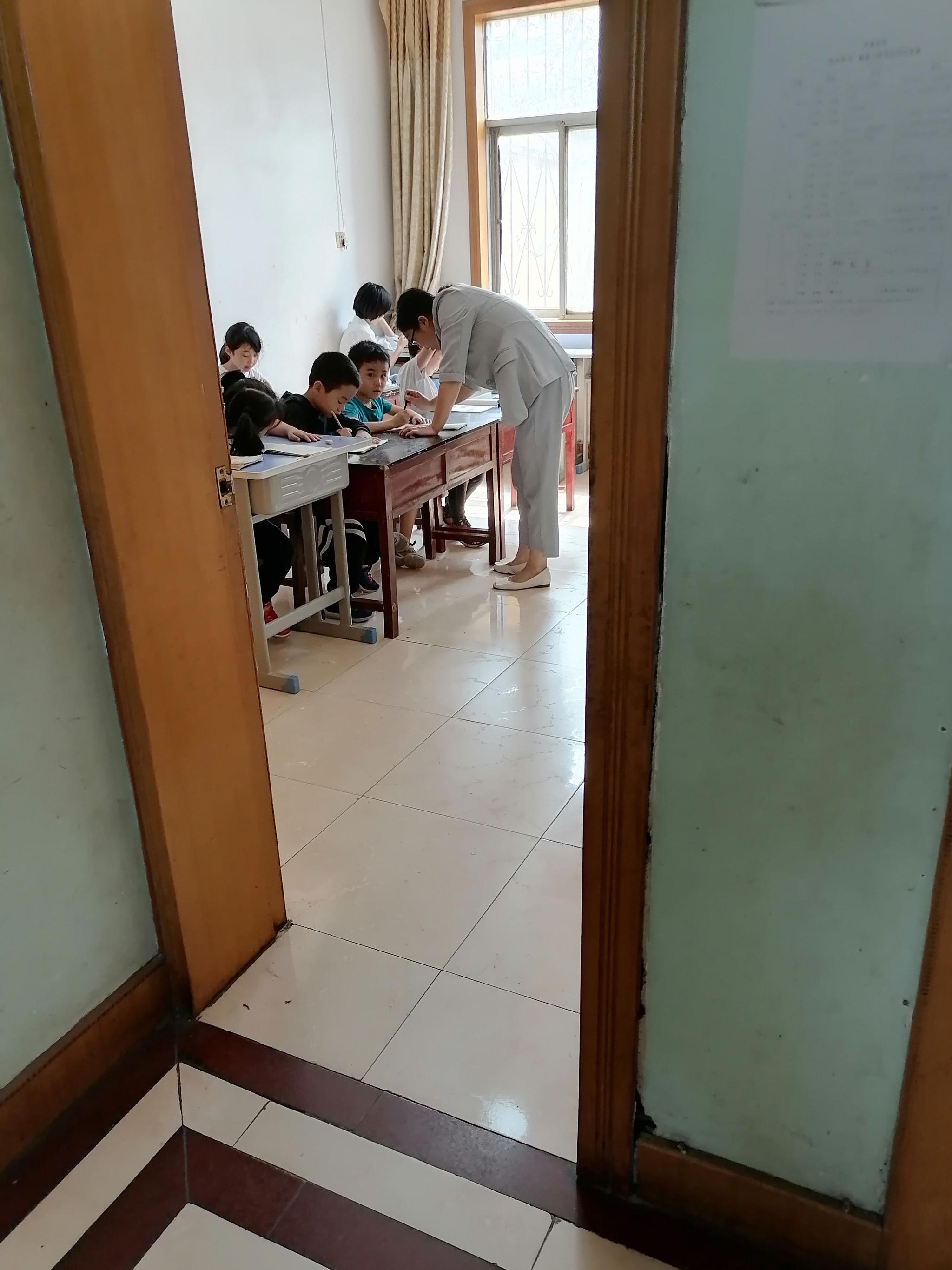 張思敏(化名)在母親的教室裏。澎湃新聞記者葛明寧 圖