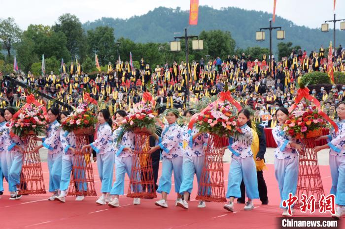 客屬鄉親代表們在祭拜大典上敬獻花籃。 龔雯 攝