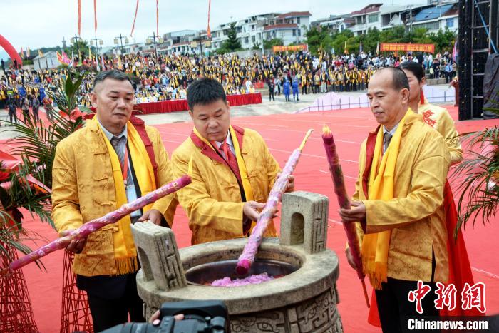 海內外客屬鄉親代表上香祈福。 龔雯 攝