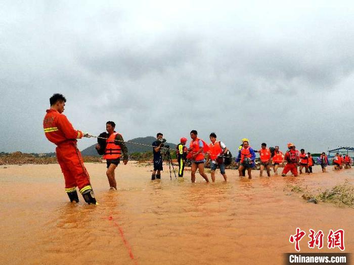 强降雨致多处受灾,万宁消防营救被困人员。 万宁市委宣传部供图
