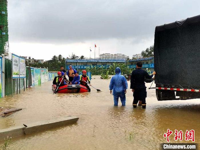 万宁消防营救被困人员。 万宁市委宣传部供图