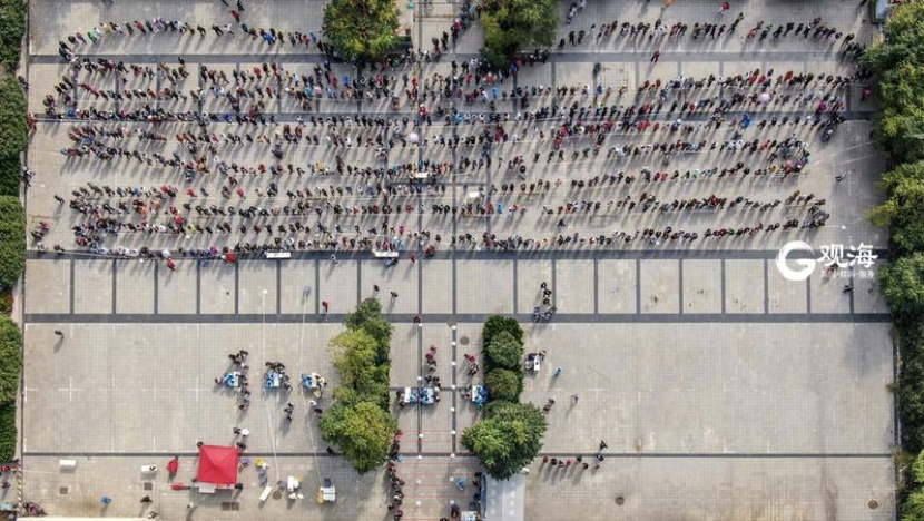 (图说:10月12日上午,无人机航拍的青岛华阳路20号核酸检测点 来源:青岛日报·观海新闻)
